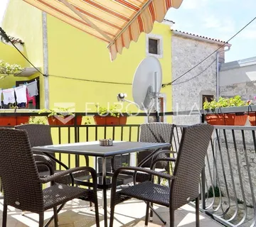 Istra, Premantura, vezana kuća s dva stana na odličnoj lokaciji, 90 m², uređeno - cover