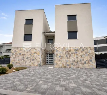 Pag, Šimuni, četverosoban penthouse u novogradnji, 100 m od mora - cover