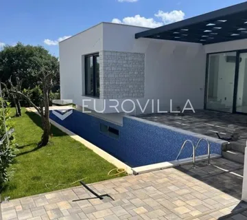 Istra, Rovinjsko selo, luksuzna prizemnica veličine 218m2 s bazenom, jacuzzijem i saunom