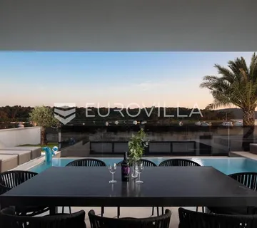 Medulin, prekrasna villa od 350 m2, svega 6 m od mora s očaravajućim pogledom