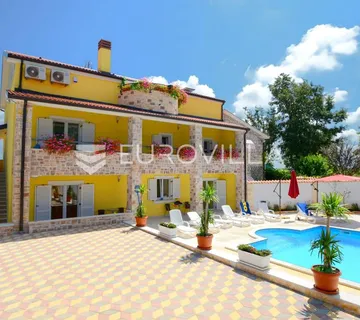 Istra, okolica Višnjana, apartmanska kuća 500 m² s bazenom i 4 stambene jedinice - cover