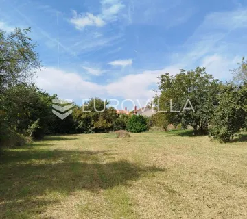 Pula, Busoler – Prostrano građevinsko zemljište 1360 m2 za dom iz snova blizu centra grada