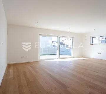Vodice, NOVOGRADNJA, prostran apartman s dvorištem u centru mjesta, 148,24 m²