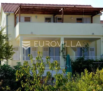 Brač, Sutivan, kuća s tri apartmana smještena na prostranom zemljištu s bazenom i vrtom - cover