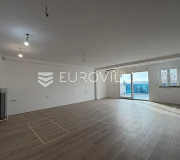 Đakovo, strogi Centar, trosoban stan u zgradi s liftom, Novogradnja