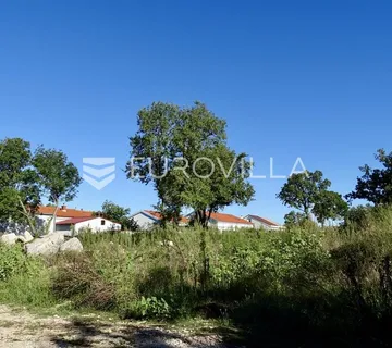 Krk, Njivice, građevinsko zemljište s projektom i građevinskom dozvolom 735 m², 500 m od mora - cover
