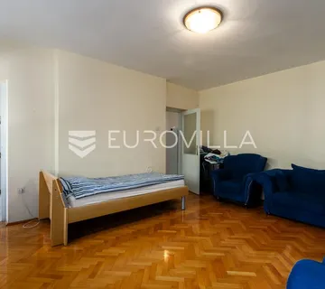 Pula, Veruda, prostran trosoban stan od 93 m² s tri terase, odličnog rasporeda i novom fasadom