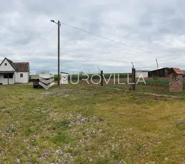 Đakovo, vikendica i gospodarski objekti na prostranom imanju