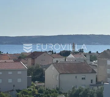 Kaštel Lukšić, četverosobni penthouse neto korisne površine od 112,08 m2 s krovnom terasom - cover
