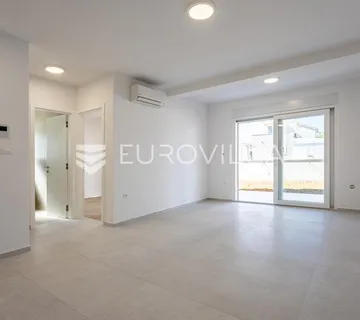 Vodice, jednosoban stan s terasom i vrtom u prizemlju