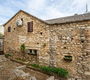 Brač, Supetar, autentična kamena kuća