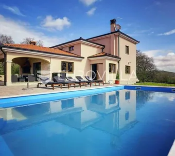 Istra, Rovinjsko selo, kuća za odmor površine 400 m2