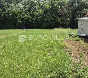 Velika, atraktivno građevinsko zemljište 637 m² u vikend naselju