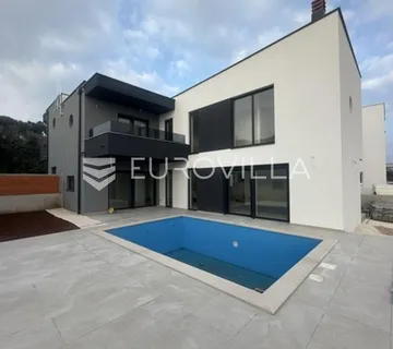 Istra, Ližnjan, dvojna kuća 150 m² s pogledom more, bazenom i uređenom okućnicom
