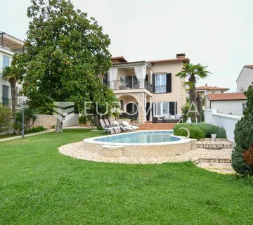 Istra, Umag, prekrasna kuća s bazenom prvi red do mora 430 m²