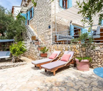 Brač, Milna, jedinstvena kamena vila na odličnoj lokaciji - cover