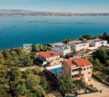Otok Ugljan, Sutomišćica, kuća s bazenom i pogledom na more
