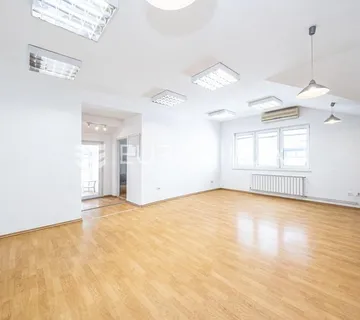 Samobor, funkcionalan trosoban stan 95 m² sa vanjskim parkirnim mjestom - Južno naselje
