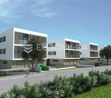 Rovinj, trosobni dvoetažni stan 112.27 m² novogradnja, vrt, garaža