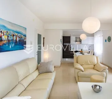 Krk, kuća s 3 stana uz plažu. Rijetkost na tržištu - cover