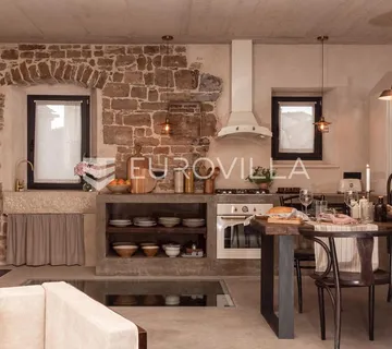 Brač, Pučišća, unikatna kamena vila - cover