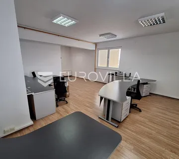 Karlovac, Ilovac, poslovna zgrada 530 m² s uredima i skladištem, odlična lokacija