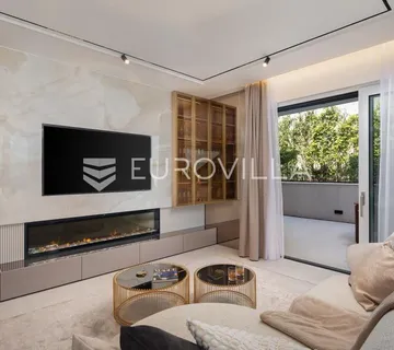 Opatija, luksuzan četverosoban stan s privatnim bazenom 220,92 m² - cover