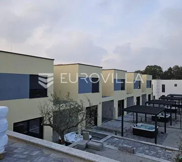 Istra, Poreč, Moderna kuća u nizu s vrtom, jacuzzijem i saunom - cover