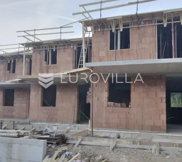 Rijeka, Škurinje, kuća u nizu, 100 m2, odlična lokacija, četverosoban stan, visoki roh- bau - cover