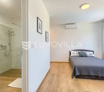 Štinjan, luksuzna vila s bazenom i prostranom okućnicom - Štinjan, Pula