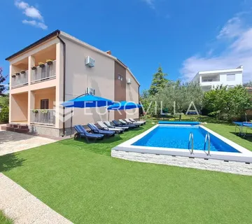 Istra, Fažana, prostrana kuća površine 200 m² s bazenom, 600 m od mora