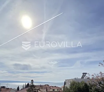 Split, Bačvice, dvosoban stan s dvorištem i pogledom na more