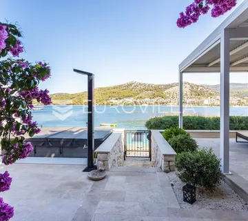 Trogir, Seget Vranjica prekrasna kuća prvi red do mora