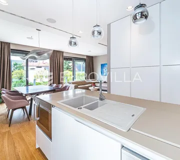 Šalata, luksuzan četverosoban stan s bazenom - cover