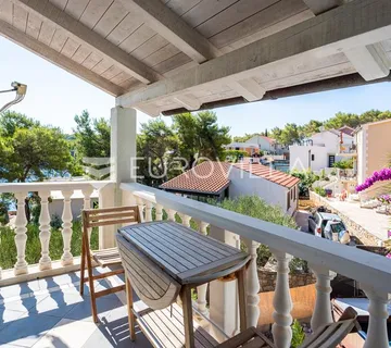 Brač, Milna, samostojeća kuća s četiri apartmana - cover
