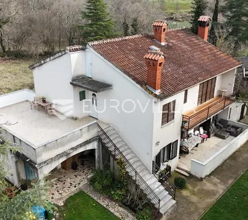 Istra, Poreč, Idealna nekretnina za život ili najam: dvije jedinice, garaža i velika parcela - cover