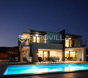Šibenik, prekrasna villa s bazenom i košarkaškim igralištem - cover
