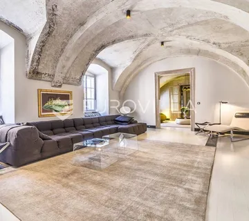 Gornji grad, luksuzan stan 300 m² sa terasom i vrtom - cover