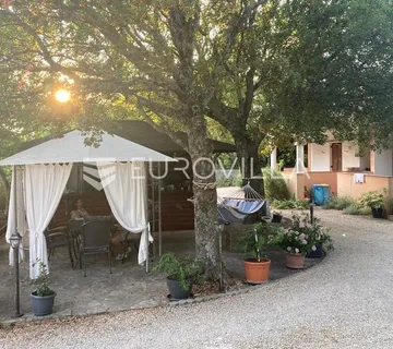 Starigrad, Tribanj, prostrana kuća s pogledom na more i šest apartmana