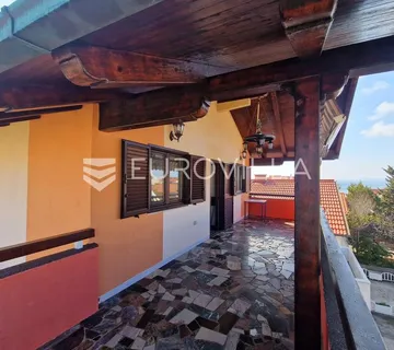 Vir, 120 m od plaže, trosobni renovirani apartman s pogledom na more