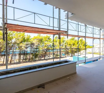 Omiš, trosoban stan s terasom na prvoj etaži
