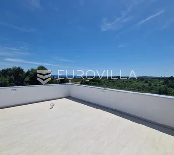 Vir, komforan trosoban apartman u centru otoka s pogledom na more i krovnom terasom