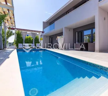 Rogoznica, kuća s bazenom i pogledom na more, 352 m² - cover