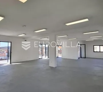 Čavle, Mavrinci, poslovni prostor površine 200 m² u novogradnji