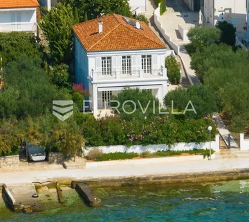 Zadar, Diklo, moderna i elegantna vila prvi red uz more - cover