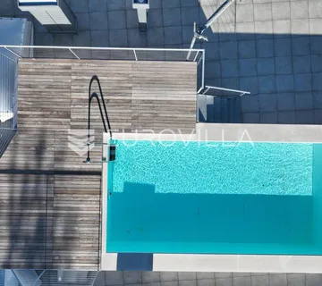 Opatija, centar, atraktivan trosoban stan 105 m² u novogradnji s pogledom na more
