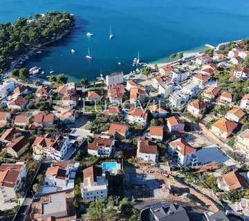 Trogir, Čiovo, dvosoban penthouse s krovnom terasom i predivnim pogledom na more - cover