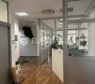 Istra, Pula, atraktivni poslovni prostor 129 m² u prizemlju, Riva, Ravenska ul. 3 - cover