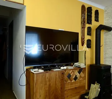 Baška, dvosoban stan 80 m² u prizemlju s vrtom 250 m² i manjim bazenom - cover