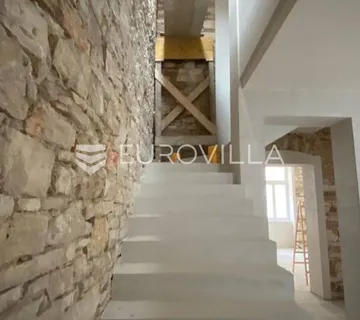 Pula, veliki uredski prostor na dvije etaže 300 m2